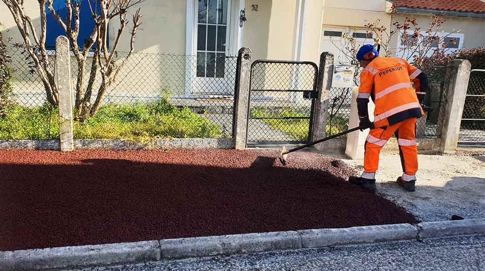 220 m2 d’enrobé rouge sur trottoir en une matinée