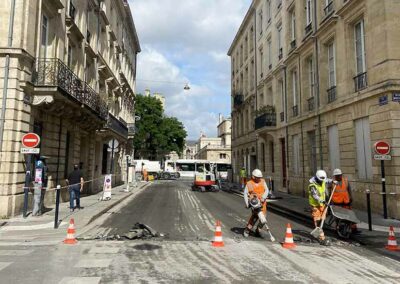 Réaliser des travaux d’enrobé mécanique en plein centre ville