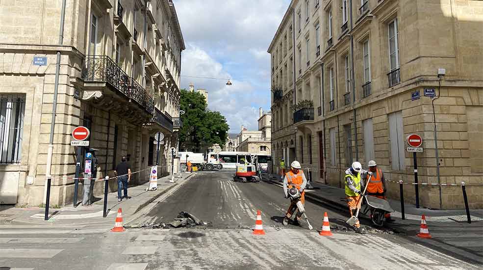 Réaliser des travaux d’enrobé mécanique en plein centre ville