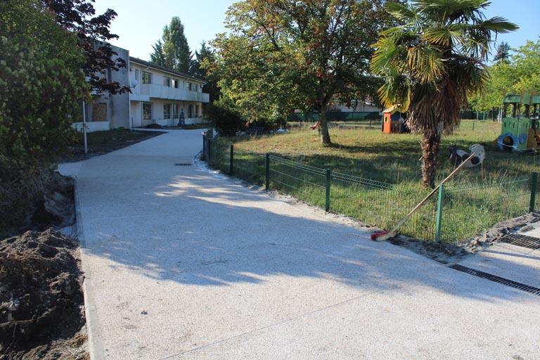 Cheminement piéton en béton désactivé à Talence (33)